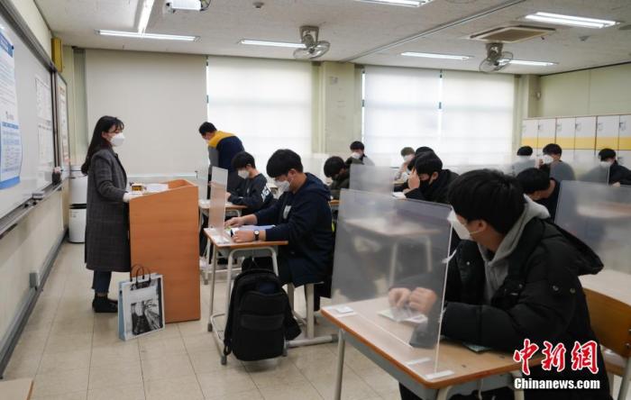 12月3日，延遲近一個(gè)月的韓國高考舉行。據(jù)韓國教育部消息，今年考生約49.34萬人，創(chuàng)歷史最低紀(jì)錄。圖為在首爾某考點(diǎn)內(nèi)，考桌上設(shè)有隔板。
