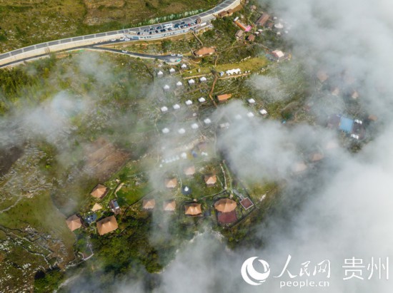 航拍掩映在晨間薄霧中的“花都里·化屋野奢度假營(yíng)地“。人民網(wǎng) 陽(yáng)茜攝