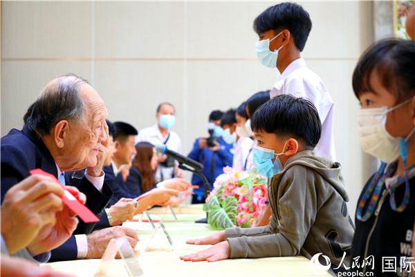 圖為獎(jiǎng)助學(xué)金頒發(fā)現(xiàn)場。人民網(wǎng)記者 白元琪攝