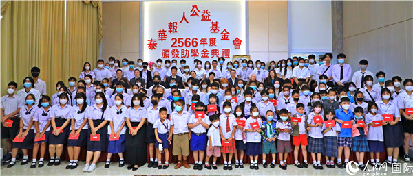 圖為出席嘉賓和現(xiàn)場獲獎(jiǎng)學(xué)生合影留念。人民網(wǎng)記者 白元琪攝