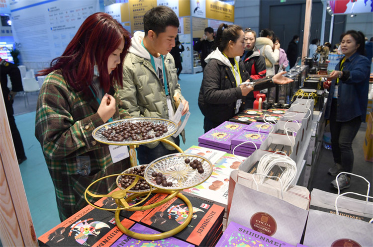 11月16日，觀眾在第七屆絲博會(huì)印度尼西亞展位上參觀選購(gòu)食品。新華社記者 邵瑞 攝