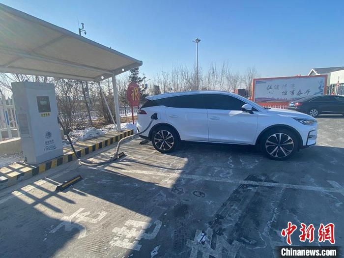 資料圖：新能源汽車(chē)正在充電。　李丹 攝