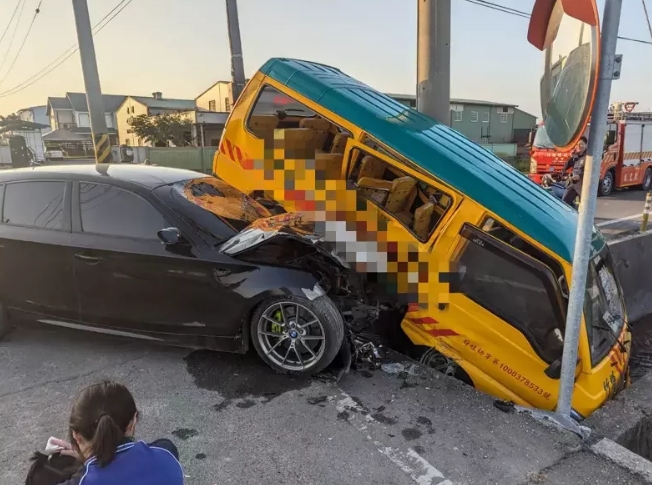 托兒所校車被轎車從側邊撞上，車體嚴重毀損。圖片來源：臺灣《聯(lián)合報》民眾供圖