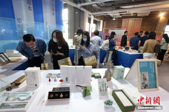 9月28日，“一帶一路，文明之橋”圖書文創(chuàng)展在北京圖書大廈開幕，圖為觀眾參觀展覽。<a target='_blank' href='/'><p  align=