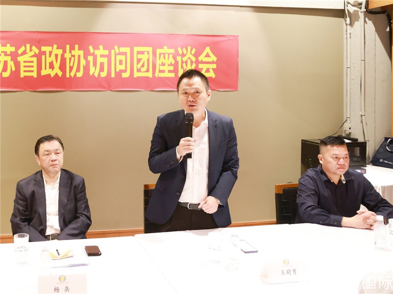 中國(guó)駐里約總領(lǐng)館副總領(lǐng)事王尉育（中）在座談會(huì)上致辭。人民網(wǎng)記者 陳海琪攝