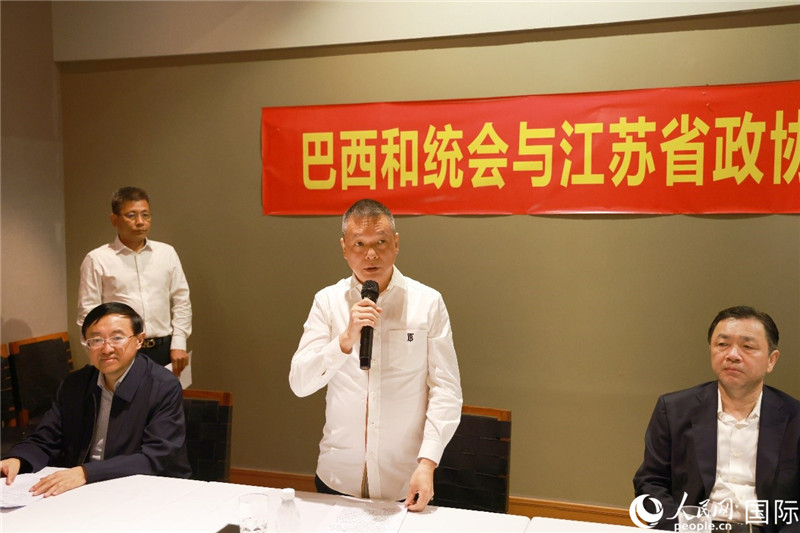 巴西和統(tǒng)會(huì)會(huì)長(zhǎng)王俊曉（中）在座談會(huì)上致辭。人民網(wǎng)記者 陳海琪攝