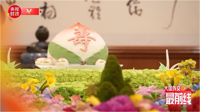 圖為今年7月基辛格訪華時(shí)午宴上的壽桃。來源：央視新聞截圖