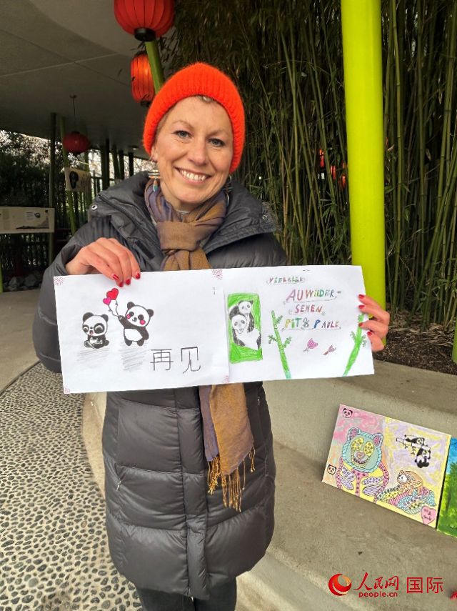桑德拉和德國小朋友們的作品。右圖寫著“祝福好運，再見 Pit和Paule（“夢想”“夢圓”的德語名字）”。人民網(wǎng)記者 徐馨攝