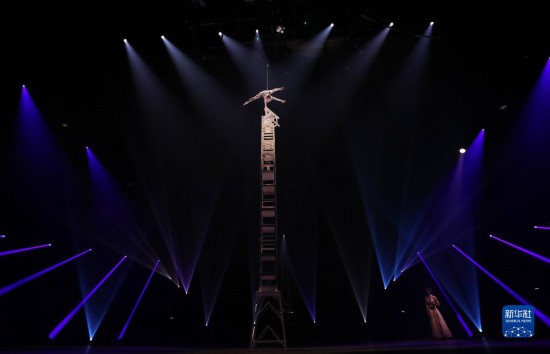 12月8日，演員在法國巴黎舉行的中國雜技“奇妙之夜”演出上表演《高椅》。新華社記者 高靜 攝