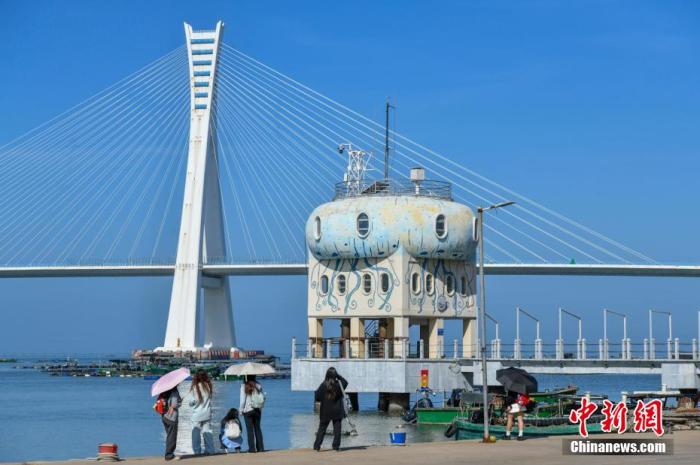 圖為游客在文昌鋪前漁港游玩。<a target='_blank' href='/' _fcksavedurl='/' ><p  align=