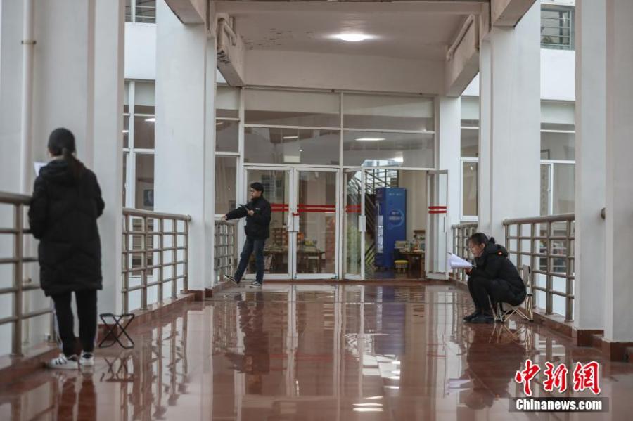 資料圖：幾位考研學(xué)生在南昌大學(xué)教學(xué)樓的天橋上復(fù)習(xí)備考。劉力鑫 攝