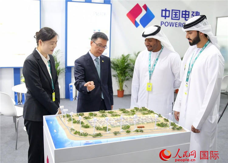 訪客在中國電建展臺參觀風(fēng)電項目沙盤。人民網(wǎng) 塔里克·易卜拉欣攝