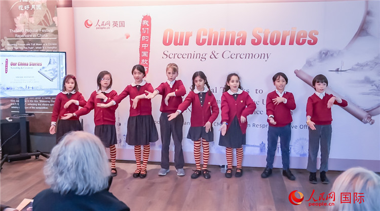 肯辛頓韋德預(yù)備學(xué)校小學(xué)生表演。人民網(wǎng) 郭錦標(biāo)攝
