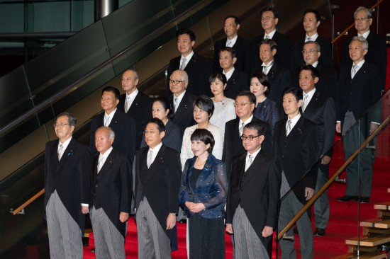 9月13日，日本首相岸田文雄（前排中）在東京的首相官邸率閣僚合影。新華社記者張笑宇攝