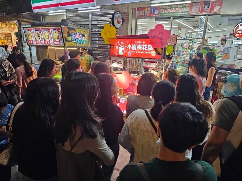 梅花糕攤前被民眾團團包圍。圖片來源：臺灣“中時新聞網(wǎng)”游定剛攝