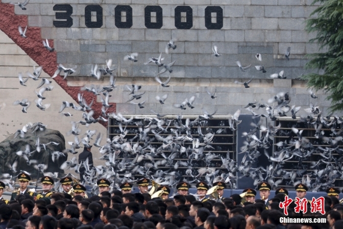 12月13日是第十個南京大屠殺死難者國家公祭日。當(dāng)天上午，南京大屠殺死難者國家公祭儀式在侵華日軍南京大屠殺遇難同胞紀(jì)念館舉行。圖為國家公祭儀式現(xiàn)場。<a target='_blank' href='/'><p  align=