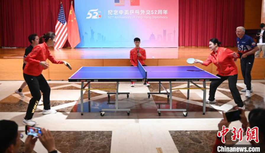 當(dāng)?shù)貢r間12月13日，中國駐美使館在華盛頓舉辦慶?；顒蛹o念中美乒乓外交52周年。圖為丁寧、劉偉、戴爾等中美運動員上演混雙表演賽。中新社記者 陳孟統(tǒng) 攝