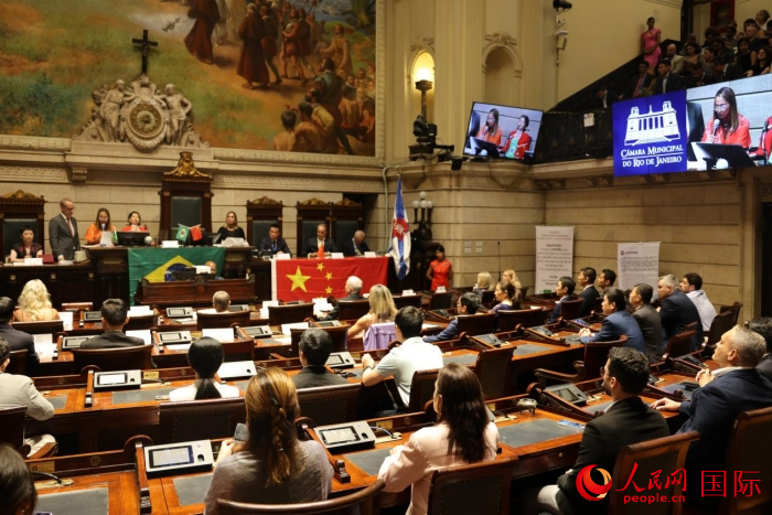 當(dāng)?shù)貢r間12月15日晚，巴西里約熱內(nèi)盧市議會在議會大廳舉行隆重儀式，向一批為推動巴西和中國友好合作做出突出貢獻的機構(gòu)、團體和個人授予“杰出貢獻獎”。人民網(wǎng)記者 時元皓攝