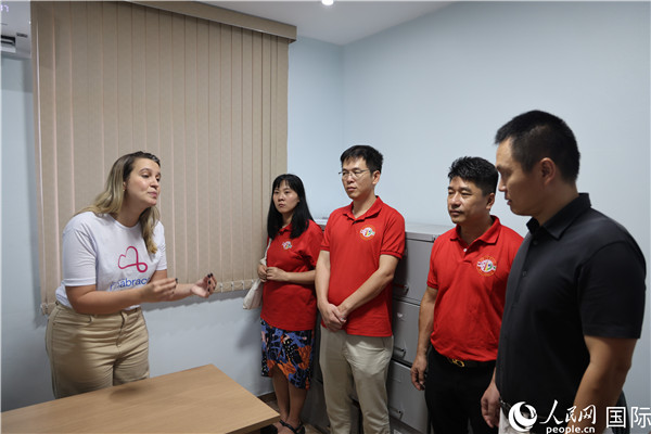 王尉育等人參觀并了解協(xié)會活動場所及設(shè)施。人民網(wǎng)記者 時元皓攝