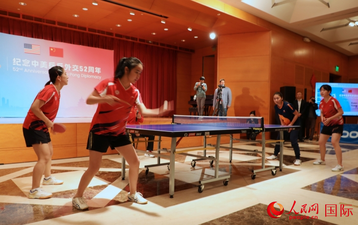 來自北京大學(xué)、美國弗吉尼亞大學(xué)的中美青年乒乓球運動員進行表演賽。人民網(wǎng)記者 李志偉攝