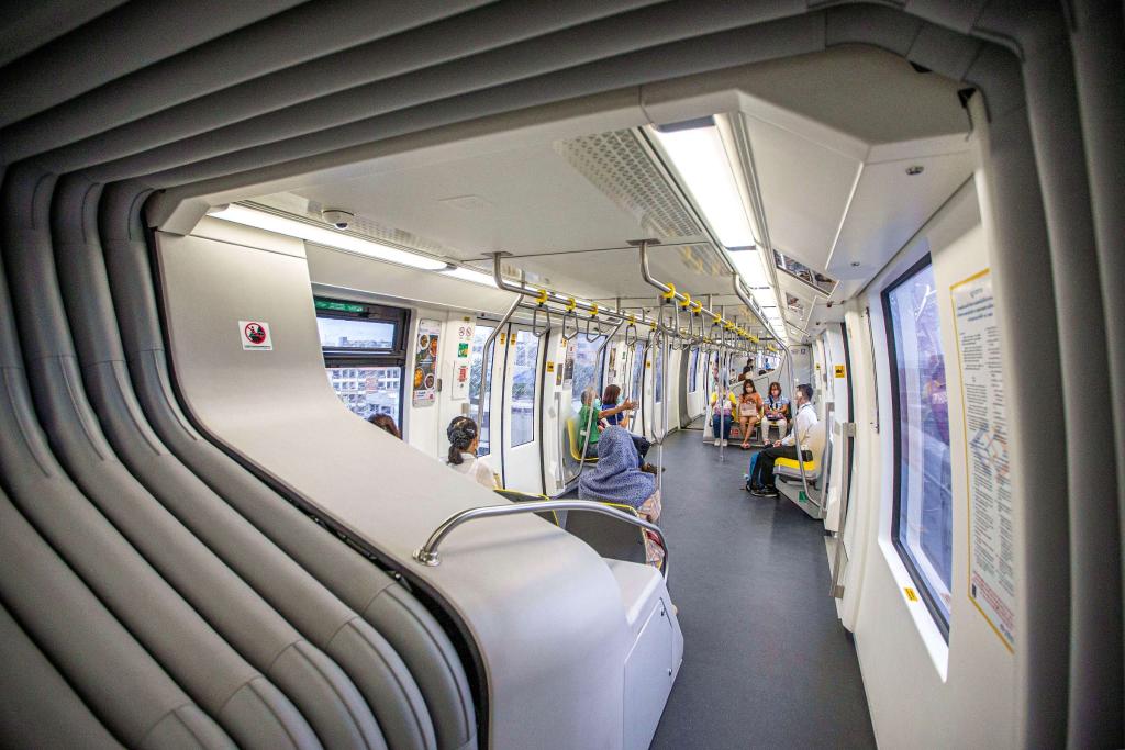 9月14日，乘客在泰國曼谷搭乘“黃線”列車。泰國曼谷是世界著名旅游目的地之一，當?shù)厝税堰@座城市的高架軌道交通系統(tǒng)稱為“曼谷天鐵”。2023年下半年，由位于安徽蕪湖的中車浦鎮(zhèn)阿爾斯通運輸系統(tǒng)公司生產(chǎn)并提供的單軌道列車“天鐵黃線”在曼谷正式運營，11月同樣由該公司生產(chǎn)并提供列車的“天鐵粉線”也在曼谷開始試運行。“中國智造”從中國蕪湖來到泰國曼谷，讓曼谷近郊與市中心的連接更為緊密，豐富城市面貌的同時，也為當?shù)匕l(fā)展注入新活力。（新華社記者王騰攝）