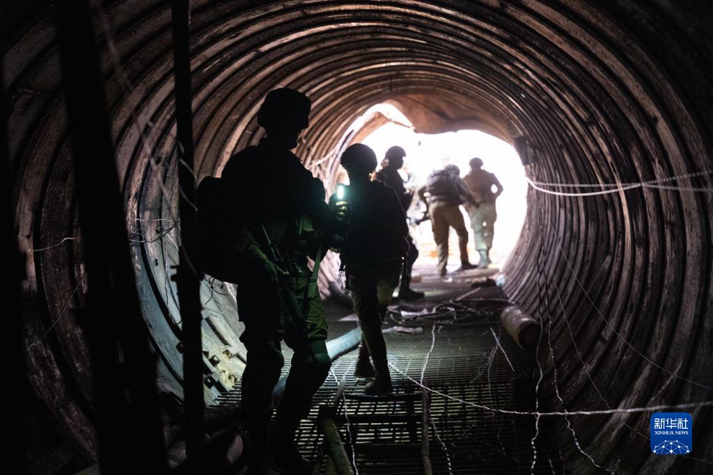 這張以色列國防軍12月17日發(fā)布的照片顯示，以軍地面部隊在加沙地帶發(fā)現(xiàn)一處大型地下隧道。新華社發(fā)