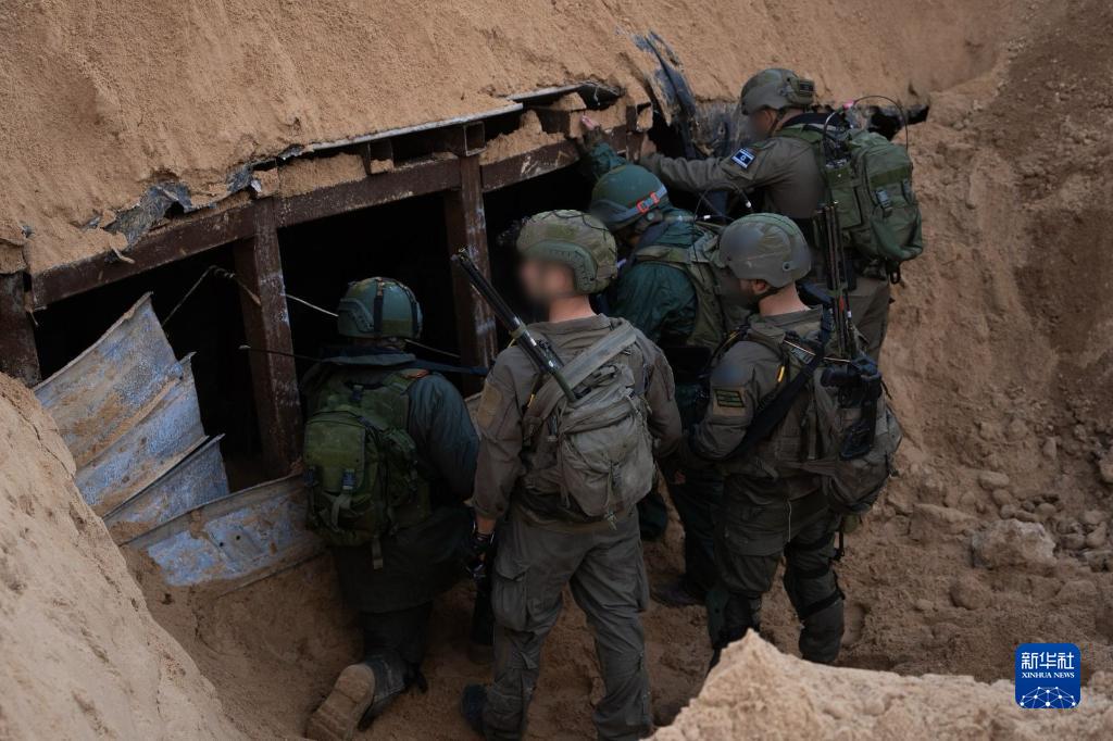這張以色列國防軍12月17日發(fā)布的照片顯示，以軍地面部隊在加沙地帶發(fā)現(xiàn)一處大型地下隧道。新華社發(fā)