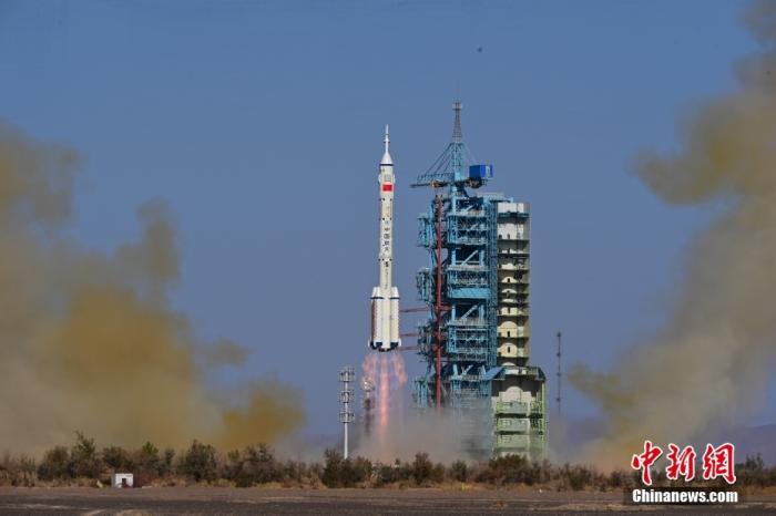 資料圖：北京時(shí)間2023年10月26日11時(shí)14分，搭載神舟十七號(hào)載人飛船的長征二號(hào)F遙十七運(yùn)載火箭在酒泉衛(wèi)星發(fā)射中心點(diǎn)火發(fā)射。汪江波 攝