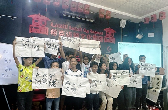 學(xué)著用中文書寫自己姓名的埃及兒童們。埃及希克邁特文化集團(tuán)供圖