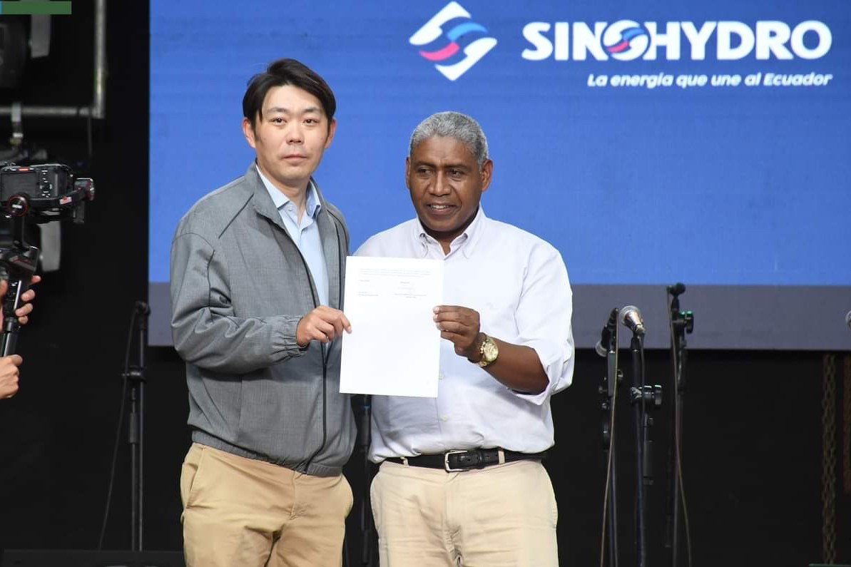 中國電建厄瓜多爾國別代表白納（左）代表中國電建向厄瓜多爾埃爾查科市康復(fù)中心捐贈了一批康復(fù)器材，埃爾查科市市長奧斯卡·德拉克魯斯·卡瓦蒂霍（右）對中國企業(yè)的善舉表示感謝。中國電建厄瓜多爾代表處供圖