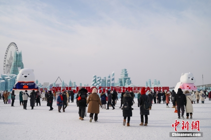 1月4日，第25屆哈爾濱冰雪大世界內(nèi)的冰雕吸引游客觀看。白天的冰雪大世界，游客仿佛置身現(xiàn)實版“冰雪奇緣”。<a target='_blank' href='/'><p  align=