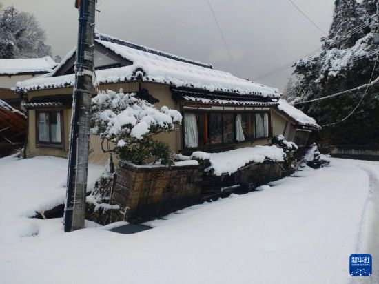 這是1月8日拍攝的日本能登半島地震災區(qū)珠洲市的街景。