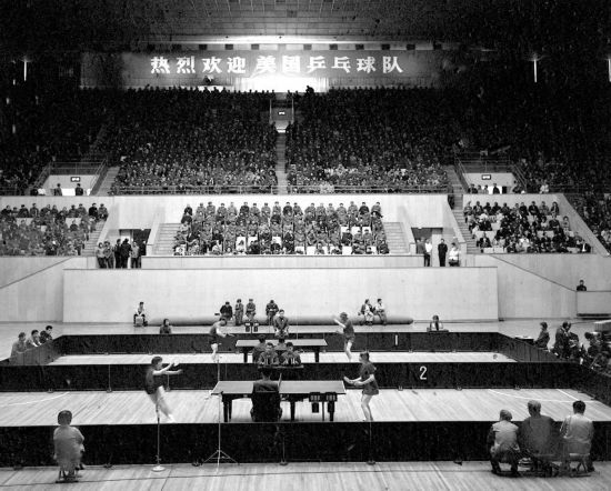 圖為1971年4月13日，中華全國體育總會舉行歡迎儀式，歡迎前來中國進行訪問的美國乒乓球代表團。中美兩國乒乓球運動員在北京首都體育館進行了友誼比賽。新華社發(fā)