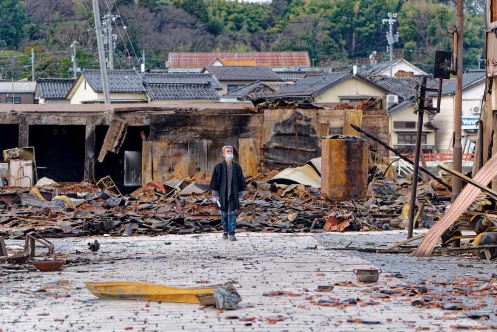1月4日，一名市民查看日本石川縣輪島市“輪島早市”廢墟。新華社記者張笑宇攝