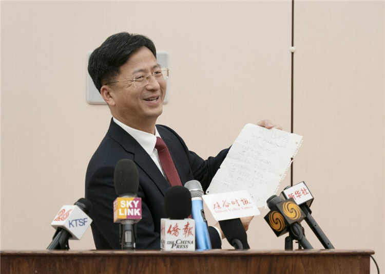 張建敏總領事向媒體展示領區(qū)小學生來信。中國駐舊金山總領館供圖