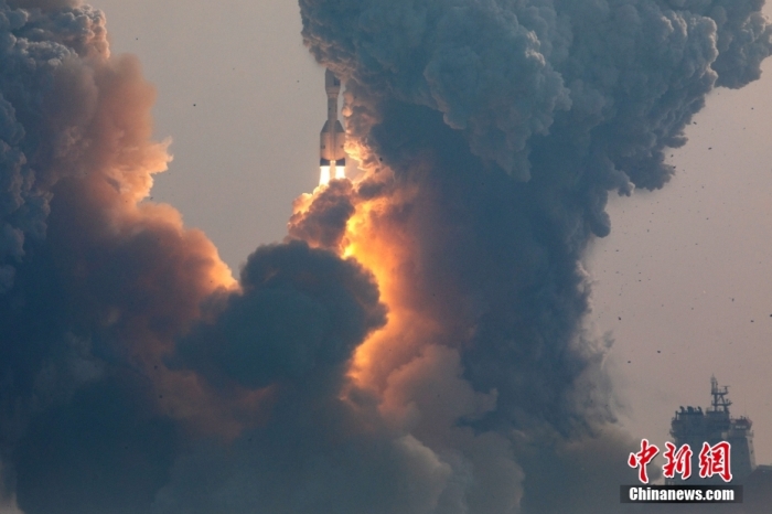 北京時間1月11日13時30分，引力一號遙一運載火箭由太原衛(wèi)星發(fā)射中心在山東海陽附近海域點火升空，將云遙一號18～20星3顆衛(wèi)星送入預定軌道，飛行試驗任務獲得圓滿成功。這是引力一號火箭首次飛行，創(chuàng)造全球最大固體運載火箭、中國運力最大民商火箭紀錄。圖/太原衛(wèi)星發(fā)射中心