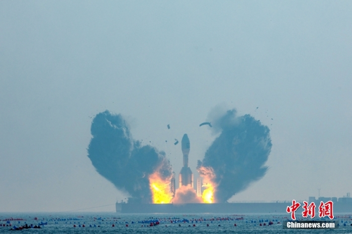 北京時間1月11日13時30分，引力一號遙一運載火箭由太原衛(wèi)星發(fā)射中心在山東海陽附近海域點火升空，將云遙一號18～20星3顆衛(wèi)星送入預定軌道，飛行試驗任務獲得圓滿成功。這是引力一號火箭首次飛行，創(chuàng)造全球最大固體運載火箭、中國運力最大民商火箭紀錄。圖/太原衛(wèi)星發(fā)射中心