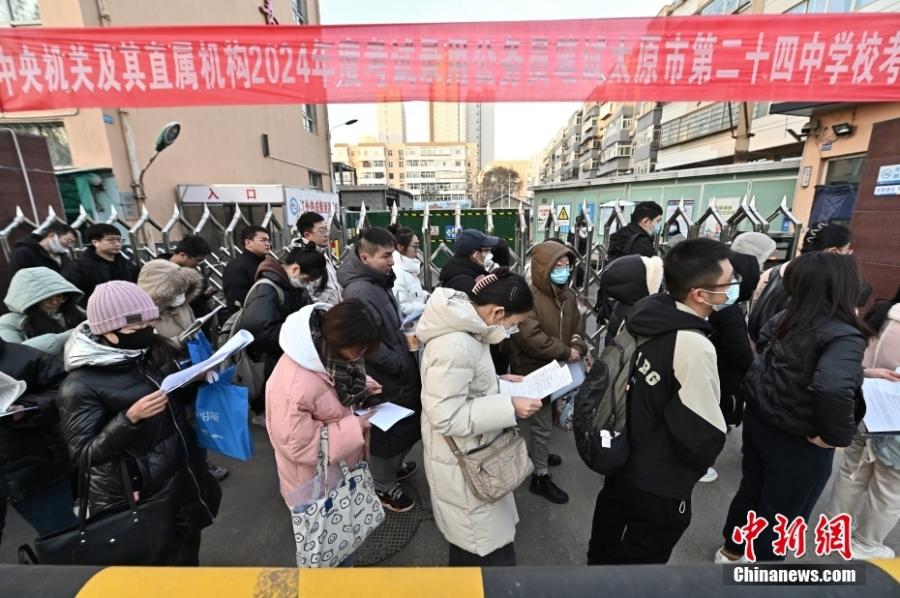 2023年11月26日，山西省太原市，考生步入考場。當(dāng)日，中央機(jī)關(guān)及其直屬機(jī)構(gòu)2024年度考試錄用公務(wù)員公共科目筆試開考。<a target='_blank' href='/'><p  align=