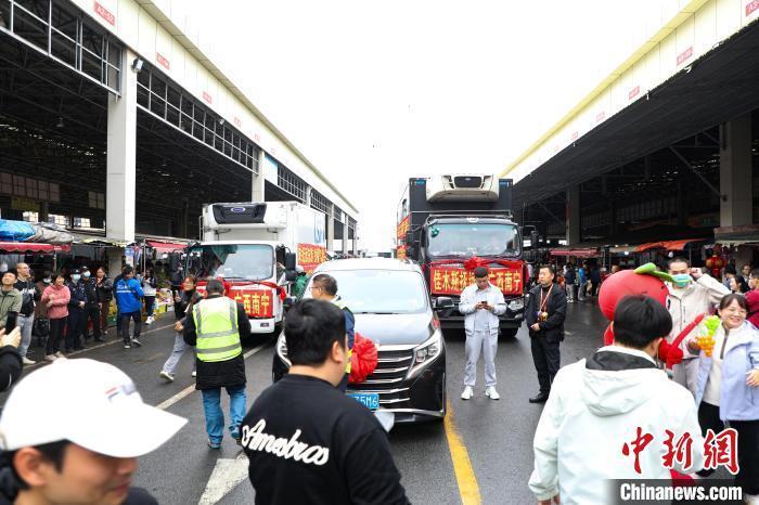 運載蔓越莓車隊前，不少民眾正在圍觀打卡。 王偉臣 攝