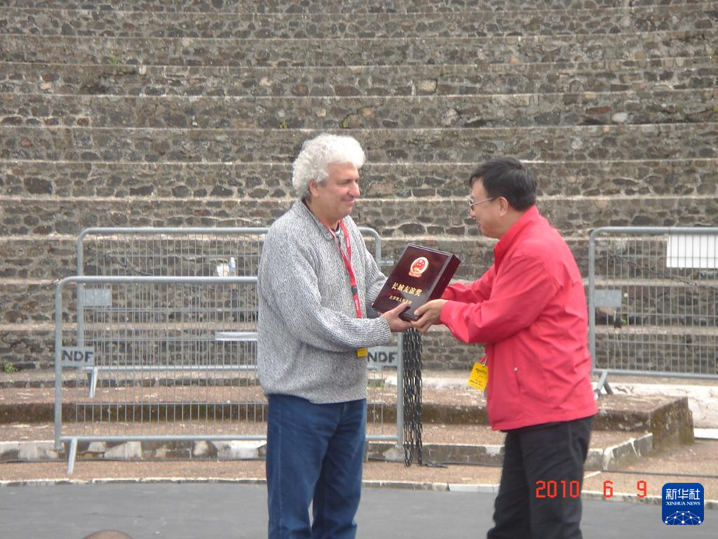 這是2010年帕特里克·索米耶（圖左）獲頒北京市人民政府授予的“長(zhǎng)城友誼獎(jiǎng)”時(shí)的資料照片。新華社發(fā)（受訪(fǎng)對(duì)象供圖）