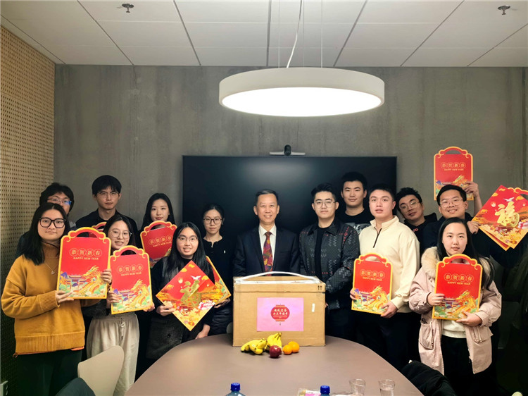 中國駐瑞典大使崔愛民看望慰問瑞典隆德大學(xué)中國留學(xué)生。中國駐瑞典大使館供圖