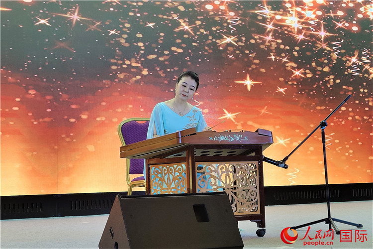 揚(yáng)琴演奏家劉艮演奏《夢(mèng)中的婚禮》。人民網(wǎng)記者 于宏建攝