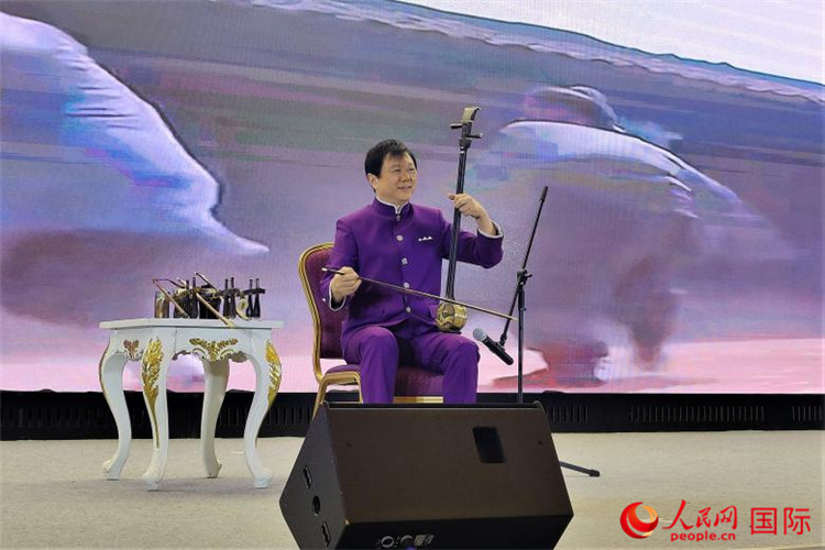 二胡演奏家、國家一級(jí)演員王之輝演奏《新春樂》。人民網(wǎng)記者 于宏建攝