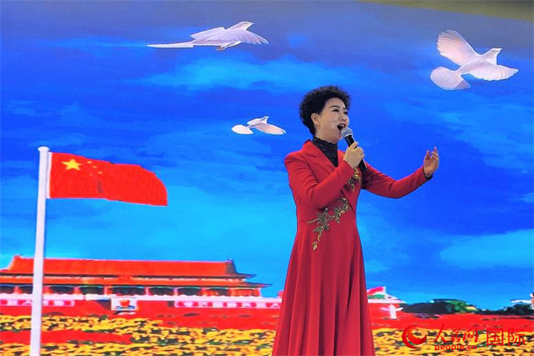 女高音歌唱家、國家一級(jí)演員江如虹演唱《我愛你中國》。人民網(wǎng)記者 于宏建攝