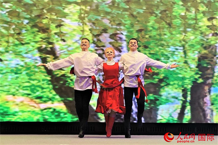 來自莫斯科州藝術(shù)學(xué)院舞蹈團(tuán)的演員表演舞蹈《三套車》。人民網(wǎng)記者 于宏建攝