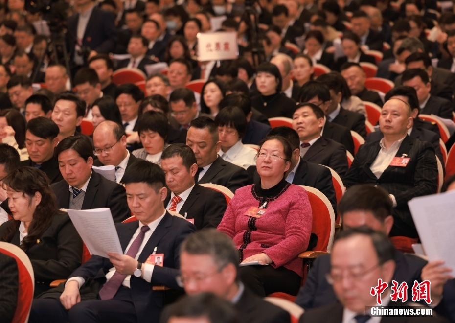 1月23日，安徽省第十四屆人民代表大會第二次會議在合肥開幕。圖為代表委員認真聽取政府工作報告。