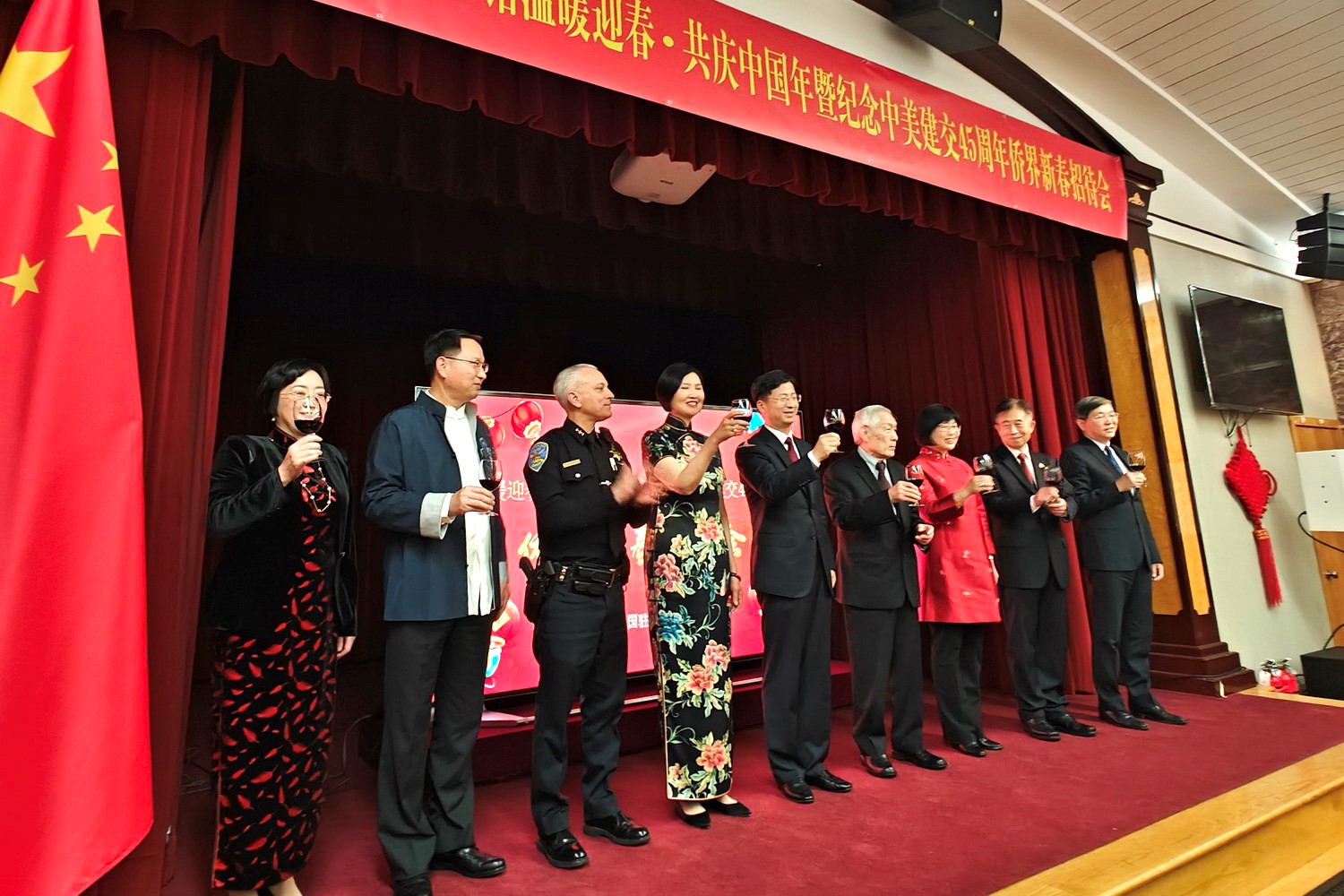 僑胞代表與駐舊金山總領(lǐng)館官員合影。主辦方供圖