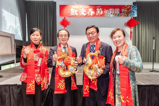 向池田知事、大西市長贈(zèng)送“歡樂春節(jié)“吉祥龍。從左到右為魏有美副總領(lǐng)事、池田豊人知事、大西秀人市長、馬曉琛主任。中國駐大阪旅游辦事處供圖