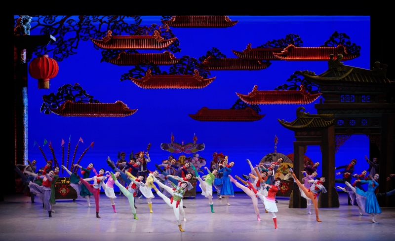 1月26日晚，中央芭蕾舞團(tuán)賀歲芭蕾舞劇《過年》作為開幕演出，亮相阿布扎比國(guó)際藝術(shù)節(jié)，圖為劇照。中央芭蕾舞團(tuán)供圖