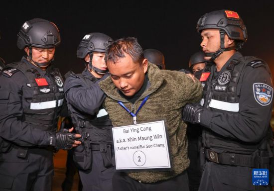 1月30日，在緬甸內(nèi)比都國際機場，緬甸警方依法向我公安機關(guān)移交緬北重大犯罪嫌疑人白應(yīng)蒼。新華社記者 殷剛 攝